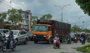 Kendaraan Tonase Berat Banyak Melintas di Panam