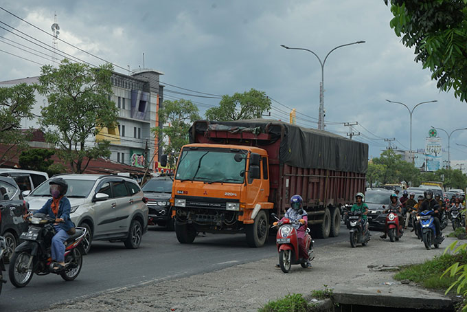 Kendaraan Tonase Berat Banyak Melintas di Panam