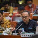 Kepala Pusat Pelaporan dan Analisis Transaksi Keuangan (PPATK) Ivan Yustiavandana menyampaikan paparan dalam rapat kerja bersama Komisi III DPR