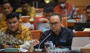 Kepala Pusat Pelaporan dan Analisis Transaksi Keuangan (PPATK) Ivan Yustiavandana menyampaikan paparan dalam rapat kerja bersama Komisi III DPR