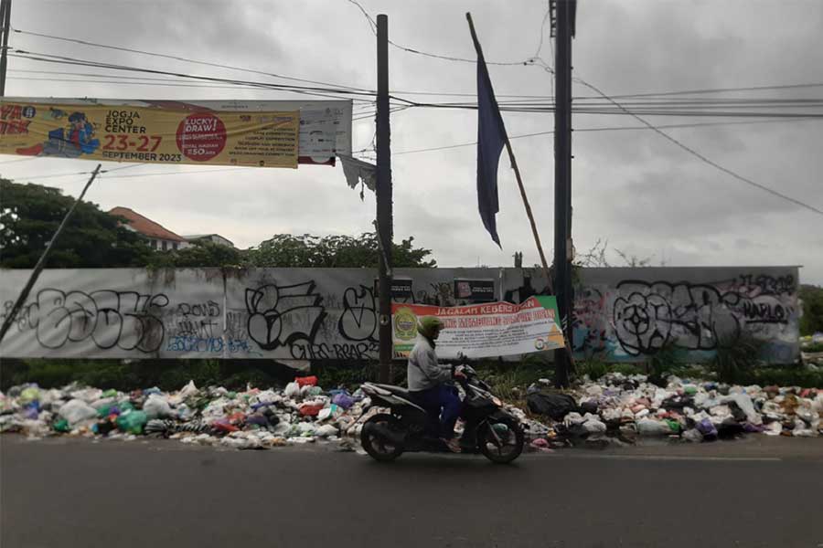 Tumpukan-sampah-di-Bantul-Yogyakarta