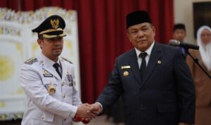 Pelantikan Risnandar Mahiwa sebagai Penjabat Walikota Pekanbaru menggantikan Muflihun, dilaksanakan langsung oleh Penjabat Gubernur Riau, SF Hariyanto, di Gedung Daerah Balai Serindit pada Rabu malam (22/5/2024). (Foto: Dok SM News)