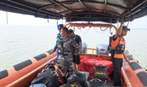 Tim SAR gabungan yang terdiri dari TNI Angkatan Laut, Polairud, BPBD, dan nelayan lokal sedang melakukan operasi pencarian untuk mencari dua nelayan yang dilaporkan hilang di perairan Tanjung Kedabu, Desa Tanah Merah, Kecamatan Rangsang Pesisir, Kabupaten Kepulauan Meranti