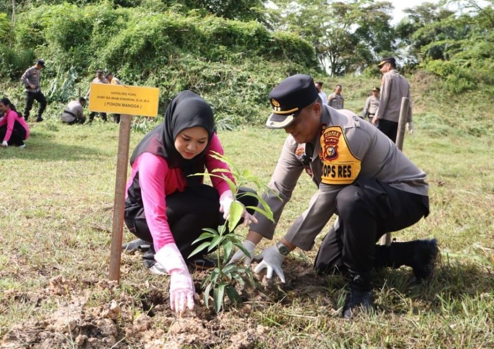 Kepolisian Resor (Polres) Rokan Hilir menggelar kegiatan penanaman bibit pohon