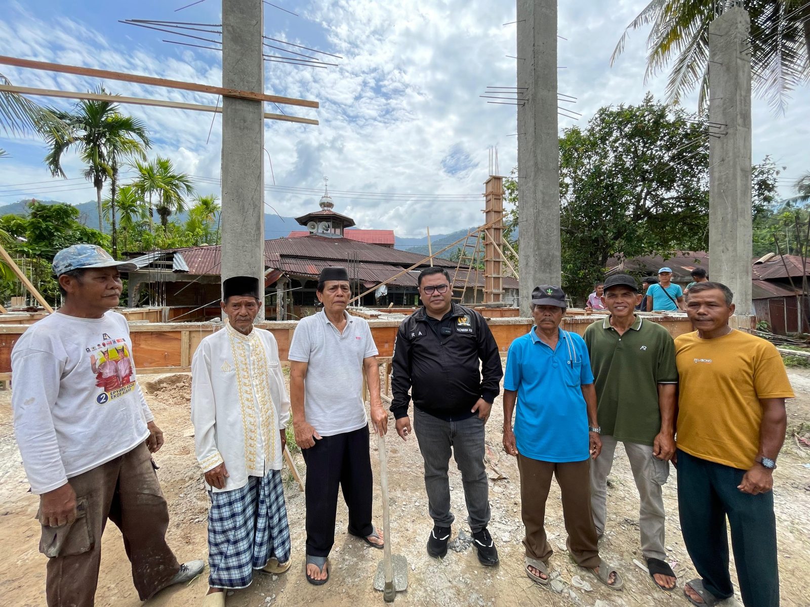 Rico Alviano Serahkan Bantuan TJSL 100juta untuk Mushala Baitussalam di Kota Padang